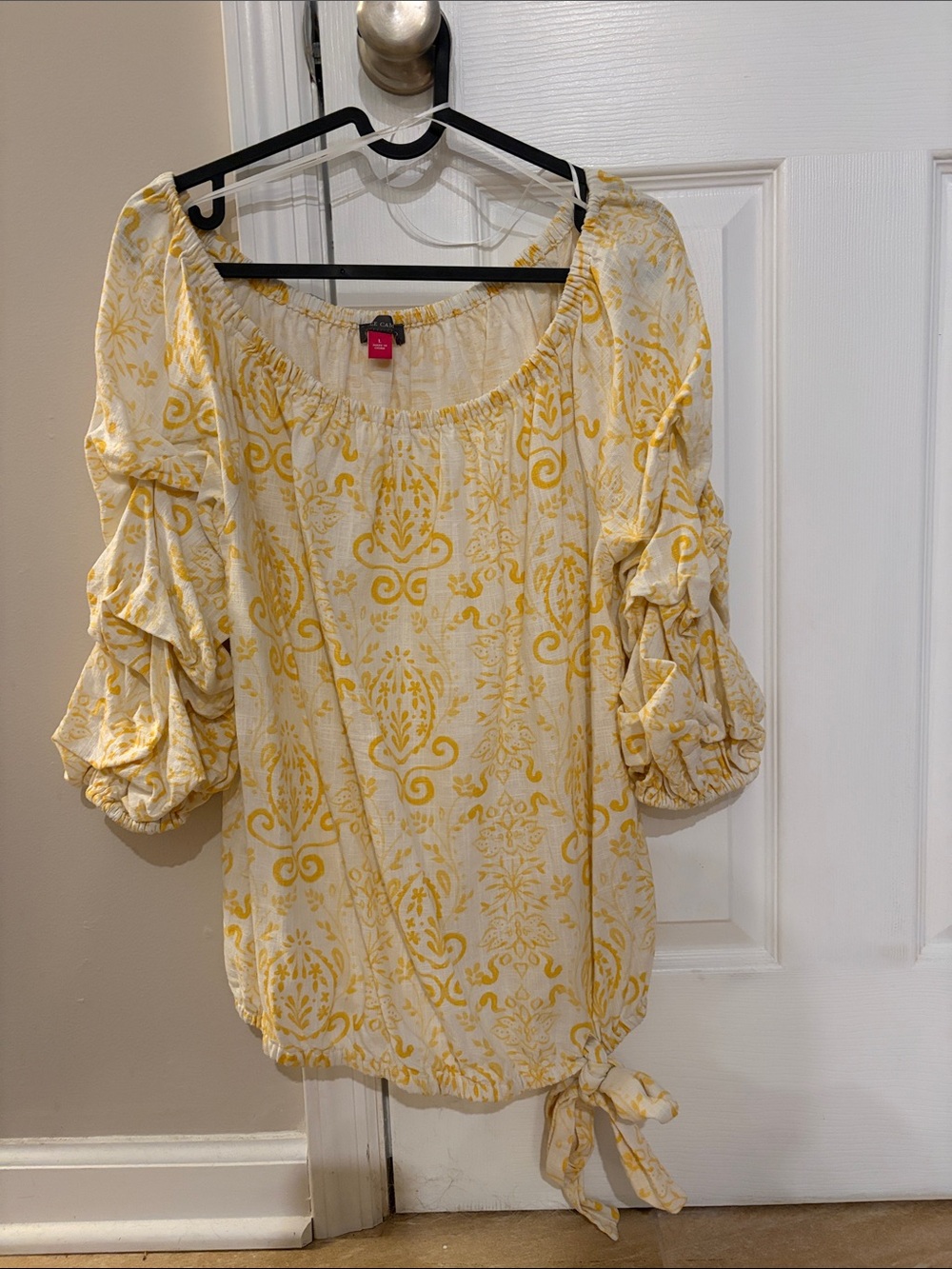 Vince Camuto Peasant top. Size Large